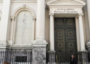 EL BANCO CENTRAL SUBIÓ LA TASA DE INTERÉS DE REFERENCIA AL 81% EN MEDIO DEL AVANCE DEL DÓLAR