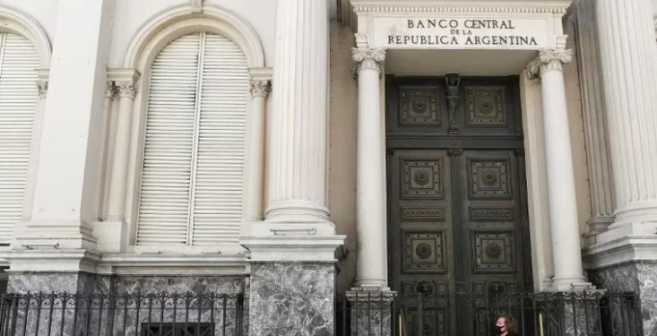 EL BANCO CENTRAL SUBIÓ LA TASA DE INTERÉS DE REFERENCIA AL 81% EN MEDIO DEL AVANCE DEL DÓLAR