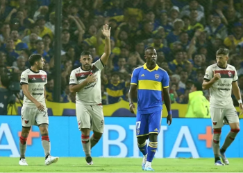 ANTE LA MIRADA DE JORGE ALMIRÓN, BOCA JUNIORS SUFRIÓ UN NUEVO GOLPE Y CAYÓ COMO LOCAL 2-1 ANTE COLÓN
