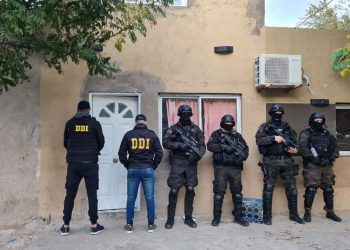 UNA PERSONA FUE APREHENDIDA CON DROGA Y MUNICIONES EN MEDIO DE UN ALLANAMIENTO