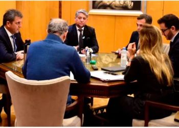ANTES DE PARTICIPAR DEL ACTO EN PLAZA DE MAYO, SERGIO MASSA SE REUNIÓ CON EL EQUIPO ECONÓMICO