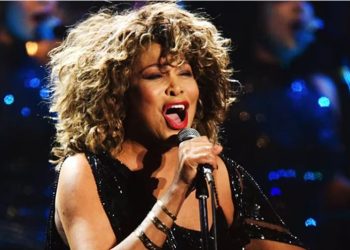 MURIÓ TINA TURNER