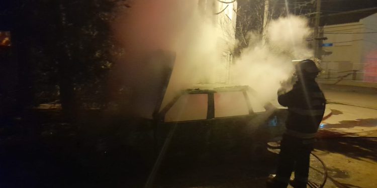 UN AUTO SE PRENDIÓ FUEGO EN ROBERTO ARLT AL 400