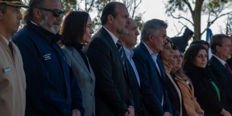 EMOTIVO ACTO EN EL PUERTO DE BAHÍA BLANCA EN HOMENAJE AL HUNDIMIENTO DEL ARA GENERAL BELGRANO