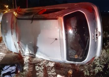 VOLCÓ CON SU AUTO Y SALIÓ POR SUS PROPIOS MEDIOS