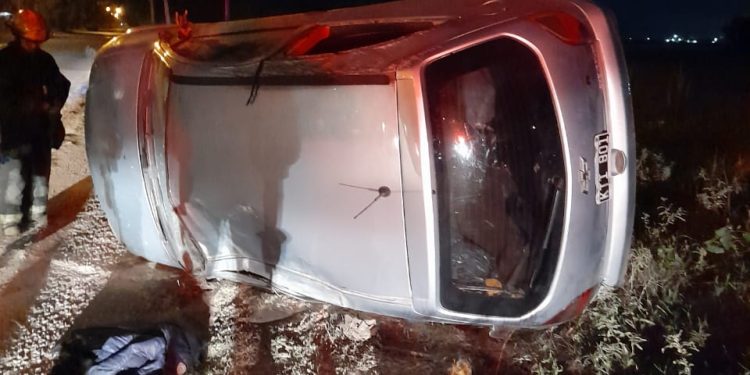 VOLCÓ CON SU AUTO Y SALIÓ POR SUS PROPIOS MEDIOS
