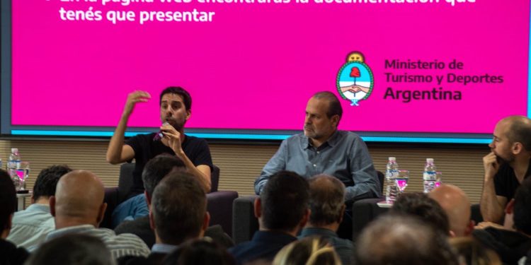 SE PRESENTÓ EL PROGRAMA «HAY EQUIPO» EN EL PUERTO