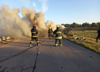 UN VEHÍCULO SE PRENDIÓ FUEGO EN LA RUTA 3