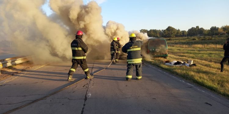 UN VEHÍCULO SE PRENDIÓ FUEGO EN LA RUTA 3
