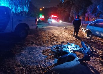 UN JOVEN ESTÁ GRAVE AL CHOCAR SU MOTO CONTRA UN AUTO ESTACIONADO