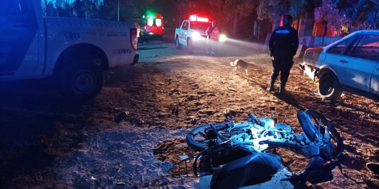 UN JOVEN ESTÁ GRAVE AL CHOCAR SU MOTO CONTRA UN AUTO ESTACIONADO