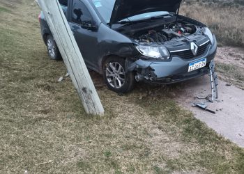 UN AUTO SE DESPISTÓ Y TERMINÓ SOBRE UN POSTE
