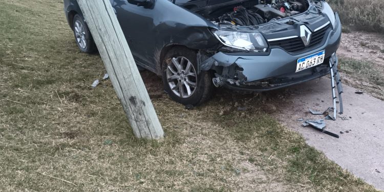 UN AUTO SE DESPISTÓ Y TERMINÓ SOBRE UN POSTE