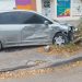 UN AUTO TERMINÓ IMPACTANDO CONTRA UN ÁRBOL LUEGO DE UN CHOQUE