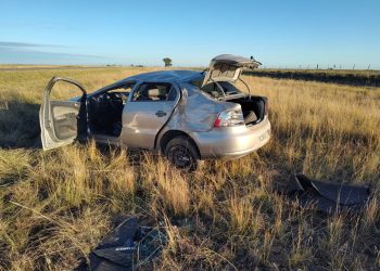 UNA MUJER ILESA AL VOLCAR CON SU AUTO