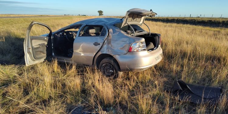 UNA MUJER ILESA AL VOLCAR CON SU AUTO