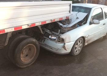 UN AUTO SE METIÓ ABAJO DE UN CAMIÓN ESTACIONADO
