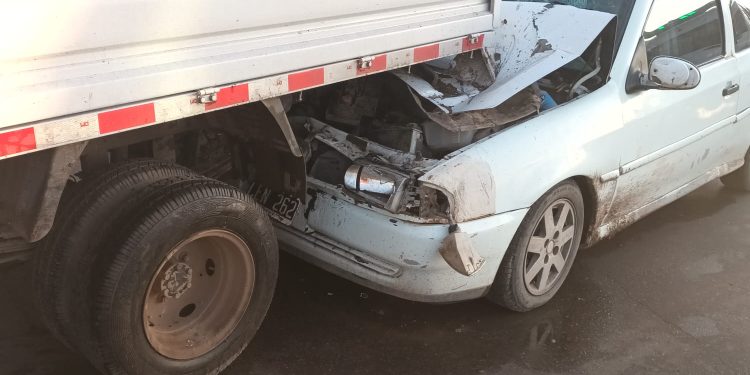 UN AUTO SE METIÓ ABAJO DE UN CAMIÓN ESTACIONADO