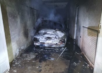 UN AUTO SE PRENDIÓ FUEGO EN EL GARAJE DE UNA CASA