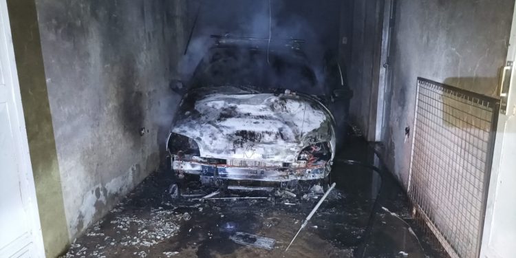 UN AUTO SE PRENDIÓ FUEGO EN EL GARAJE DE UNA CASA