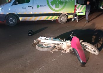ROMPIÓ LA RUEDA DE SU MOTO Y TERMINÓ HERIDA AL CAER AL ASFALTO