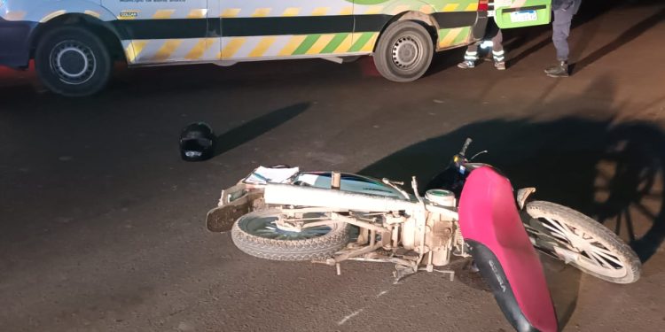 ROMPIÓ LA RUEDA DE SU MOTO Y TERMINÓ HERIDA AL CAER AL ASFALTO