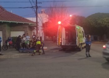 UNA MUJER PERIDÓ EL CONTROL DE SU MOTO Y TERMINÓ CAYENDO