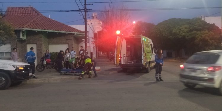 UNA MUJER PERIDÓ EL CONTROL DE SU MOTO Y TERMINÓ CAYENDO