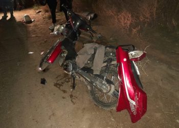 POR ESQUIVAR A UN PERRO CHOCÓ A UNA MOTO