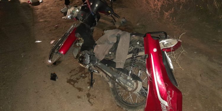 POR ESQUIVAR A UN PERRO CHOCÓ A UNA MOTO