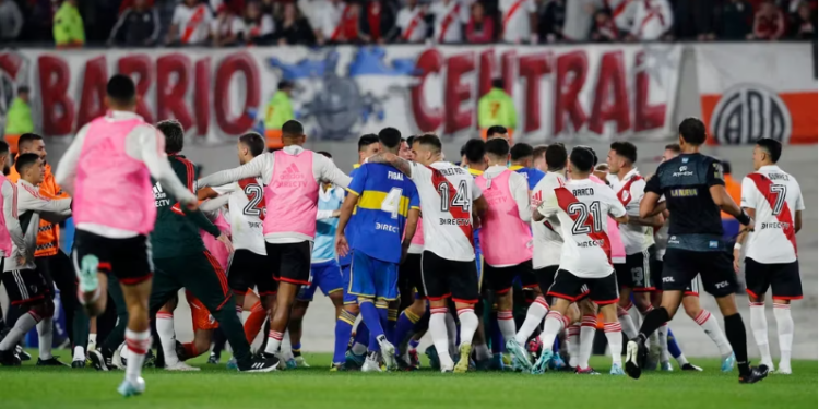 CON UN PENAL EN EL TIEMPO ADICIONAL, RIVER PLATE DERROTÓ 1-0 A BOCA JUNIORS EN UN CLÁSICO QUE TERMINÓ CON UN SHOW DE EXPULSADOS