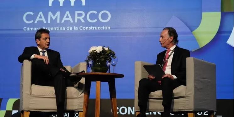 MASSA ANTE LOS EMPRESARIOS DE LA CONSTRUCCIÓN: «EN LAS PRÓXIMAS HORAS SE VA A CONOCER EL PROGRAMA CON EL FMI PARA LOS PRÓXIMOS 6 MESES»