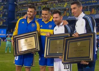 EN UNA NOCHE CARGADA DE EMOCIÓN, JUAN ROMÁN RIQUELME DISFRUTÓ RODEADO DE ESTRELLAS SU PARTIDO HOMENAJE EN LA BOMBONERA