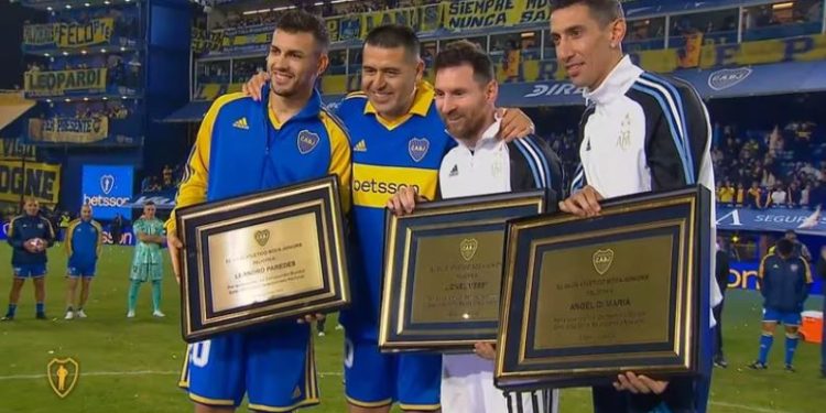 EN UNA NOCHE CARGADA DE EMOCIÓN, JUAN ROMÁN RIQUELME DISFRUTÓ RODEADO DE ESTRELLAS SU PARTIDO HOMENAJE EN LA BOMBONERA