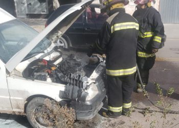 INCENDIO DE UNA CAMIONETA EN LA CALLE