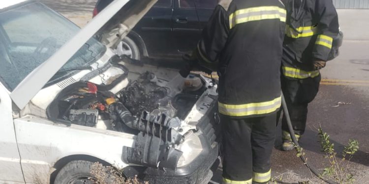 INCENDIO DE UNA CAMIONETA EN LA CALLE