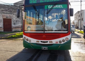 DOS PERSONAS CAYERON DENTRO DE UN COLECTIVO Y FUERON HOSPITALIZADAS