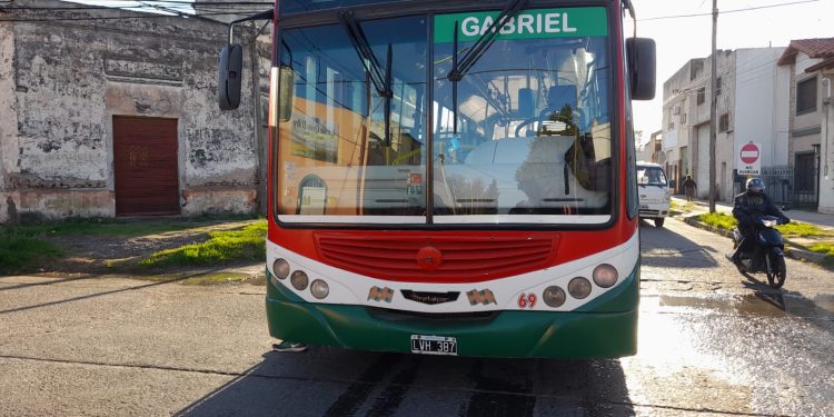 DOS PERSONAS CAYERON DENTRO DE UN COLECTIVO Y FUERON HOSPITALIZADAS