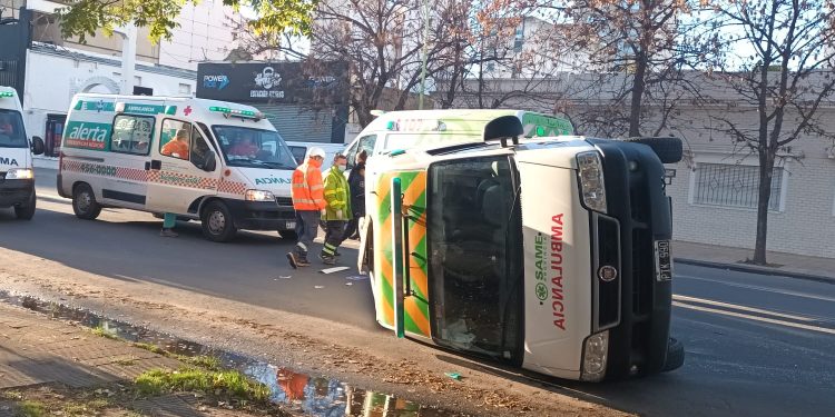 LLEVABA A UN PACIENTE EN CÓDIGO ROJO Y TERMINÓ VOLCANDO