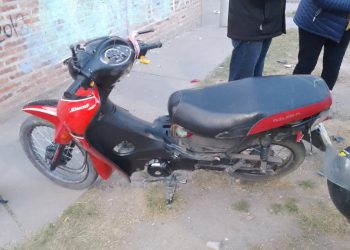 UN AUTO Y UNA MOTO COLISIONARON EN ZAPIOLA Y 1 DE MARZO