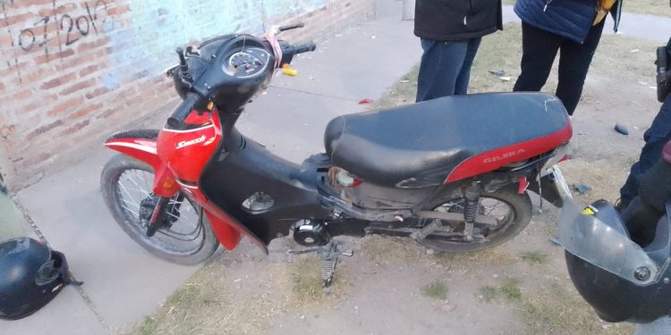 UN AUTO Y UNA MOTO COLISIONARON EN ZAPIOLA Y 1 DE MARZO