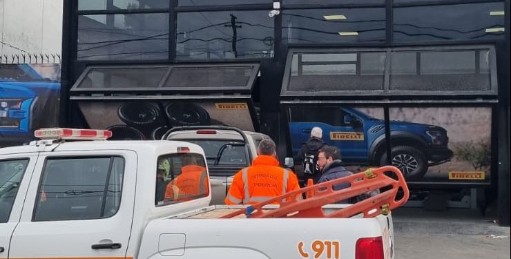 UN JOVEN ESTÁ GRAVE LUEGO DE QUE SE LE CAYERA UN AUTO ENCIMA MIENTRAS TRABAJABA