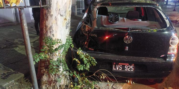 ALCOHOLIZADO IMPACTÓ CONTRA UN ÁRBOL