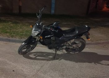 UN MOTOCICLISTA IMPACTÓ A UN REMIS CUANDO PERDIÓ EL CONTROL DE SU RODADO