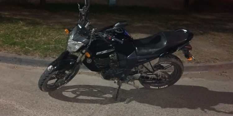 UN MOTOCICLISTA IMPACTÓ A UN REMIS CUANDO PERDIÓ EL CONTROL DE SU RODADO