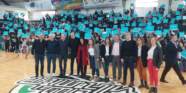 EL GOBIERNO DE LA PROVINCIA ENTREGÓ 500 NOTEBOOKS EN LA CIUDAD