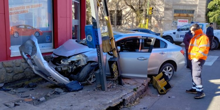 FUERTE ACCIDENTE EN BROWN Y PUEYRREDÓN