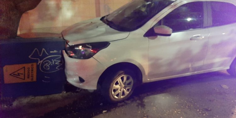 BORRACHO IMPACTÓ CONTRA UNA CASILLA DE ELECTRICIDAD