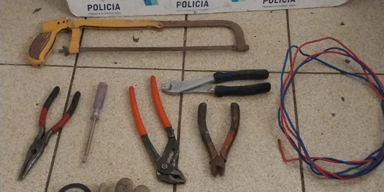 FUERON ATRAPADOS CUANDO REALIZABAN UNA CONEXIÓN ILEGAL DE LUZ