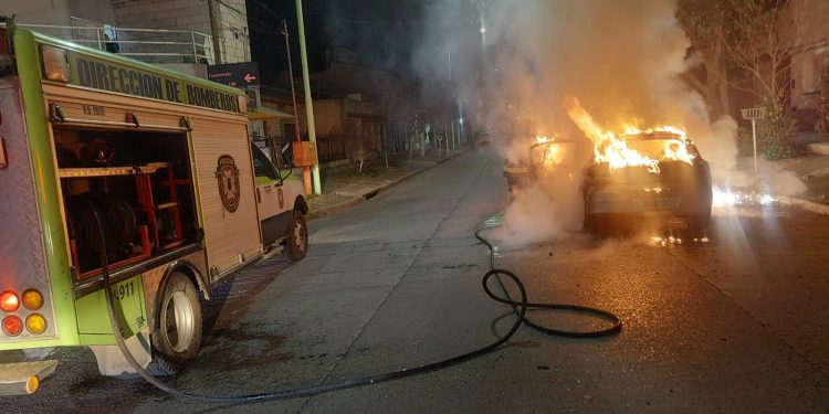 SE INCENDIÓ UN AUTO EN ZELARRAYÁN AL 1500